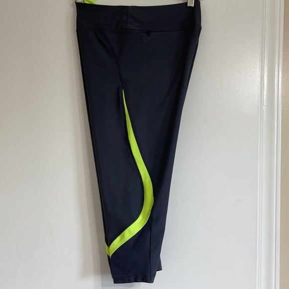 Ladies Zuzuzen Active Athletic Capri - Picture 7 of 7